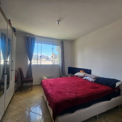 Casa Residencial com 258m², 6 quartos, 2 suítes, 2 garagens, no bairro Barreiros em São José