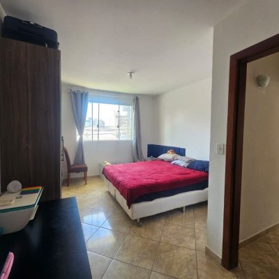 Casa Residencial com 258m², 6 quartos, 2 suítes, 2 garagens, no bairro Barreiros em São José