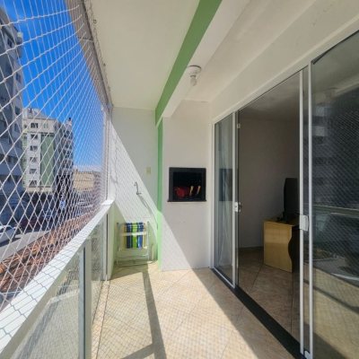 Casa Residencial com 258m², 6 quartos, 2 suítes, 2 garagens, no bairro Barreiros em São José