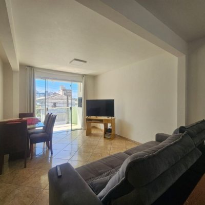 Casa Residencial com 258m², 6 quartos, 2 suítes, 2 garagens, no bairro Barreiros em São José