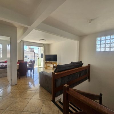Casa Residencial com 258m², 6 quartos, 2 suítes, 2 garagens, no bairro Barreiros em São José