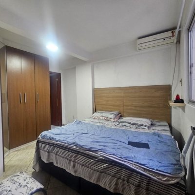 Casa Residencial com 258m², 6 quartos, 2 suítes, 2 garagens, no bairro Barreiros em São José