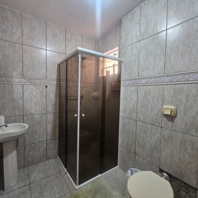 Casa Residencial com 258m², 6 quartos, 2 suítes, 2 garagens, no bairro Barreiros em São José