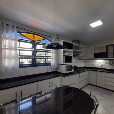 Casa Residencial/Comercial com 340m², 12 garagens, no bairro Jardim Janaina em Biguaçu