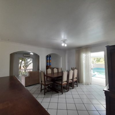 Casa Residencial/Comercial com 340m², 12 garagens, no bairro Jardim Janaina em Biguaçu