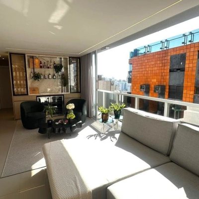 Apartamentos com 116m², 3 quartos, 3 suítes, 2 garagens, no bairro Centro em Florianópolis