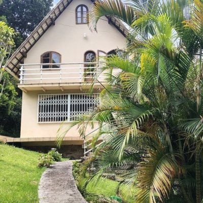 Casa em Condomínio com 286m², 4 quartos, 1 suíte, 3 garagens, no bairro Sambaqui em Florianópolis