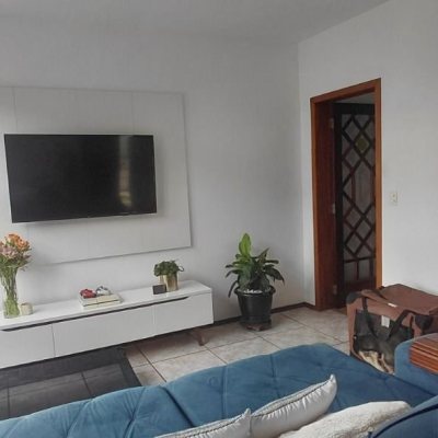 Casa Residencial com 246m², 3 quartos, 1 suíte, 2 garagens, no bairro Trindade em Florianópolis