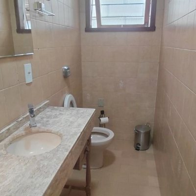 Casa Residencial com 246m², 3 quartos, 1 suíte, 2 garagens, no bairro Trindade em Florianópolis