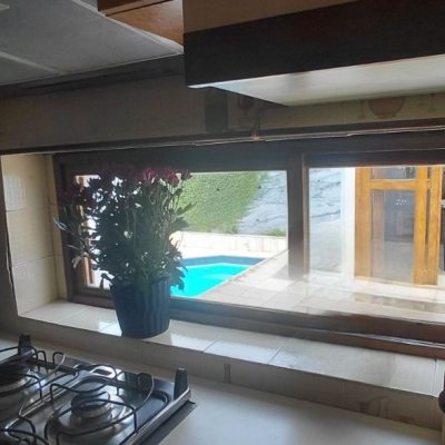 Casa Residencial com 246m², 3 quartos, 1 suíte, 2 garagens, no bairro Trindade em Florianópolis