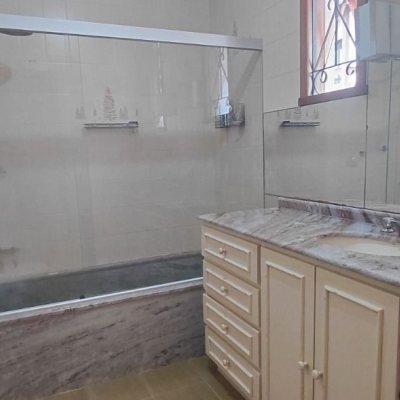 Casa Residencial com 246m², 3 quartos, 1 suíte, 2 garagens, no bairro Trindade em Florianópolis