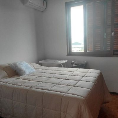 Casa Residencial com 246m², 3 quartos, 1 suíte, 2 garagens, no bairro Trindade em Florianópolis