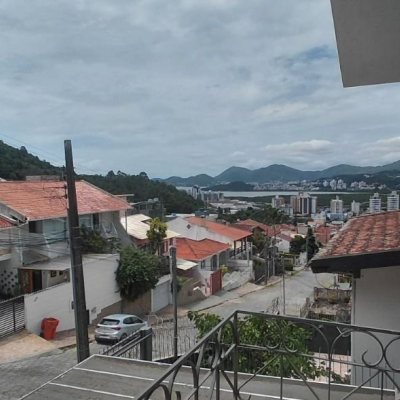 Casa Residencial com 246m², 3 quartos, 1 suíte, 2 garagens, no bairro Trindade em Florianópolis