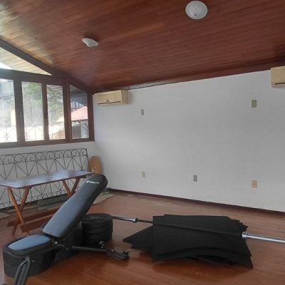 Casa Residencial com 246m², 3 quartos, 1 suíte, 2 garagens, no bairro Trindade em Florianópolis