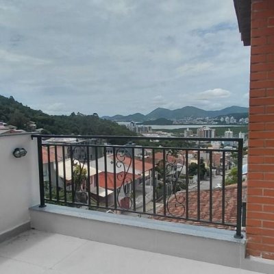 Casa Residencial com 246m², 3 quartos, 1 suíte, 2 garagens, no bairro Trindade em Florianópolis
