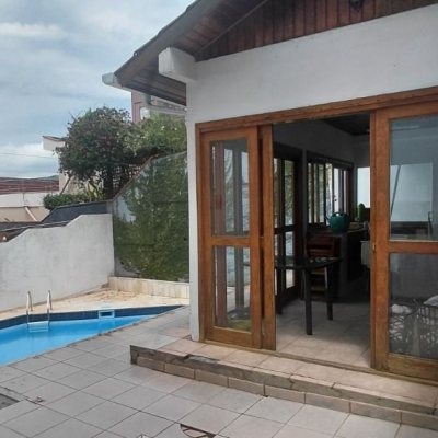 Casa Residencial com 246m², 3 quartos, 1 suíte, 2 garagens, no bairro Trindade em Florianópolis