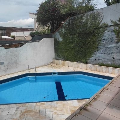 Casa Residencial com 246m², 3 quartos, 1 suíte, 2 garagens, no bairro Trindade em Florianópolis