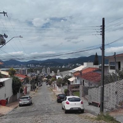 Casa Residencial com 246m², 3 quartos, 1 suíte, 2 garagens, no bairro Trindade em Florianópolis