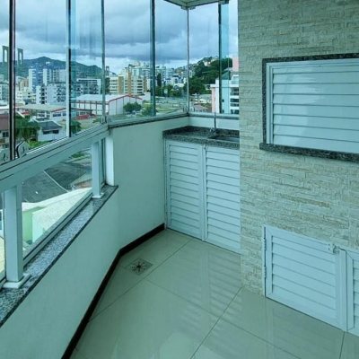 Cobertura com 112m², 3 quartos, 1 suíte, 2 garagens, no bairro Trindade em Florianópolis