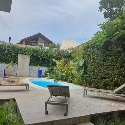 Casa em Condomínio com 328m², 5 quartos, 3 suítes, 4 garagens, no bairro Sambaqui em Florianópolis
