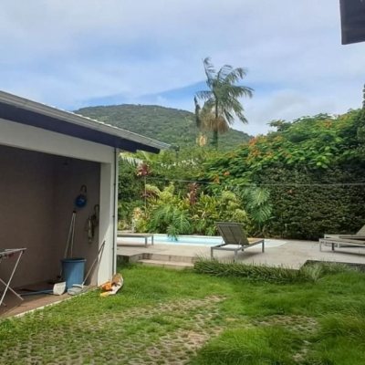 Casa em Condomínio com 328m², 5 quartos, 3 suítes, 4 garagens, no bairro Sambaqui em Florianópolis