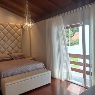 Casa em Condomínio com 328m², 5 quartos, 3 suítes, 4 garagens, no bairro Sambaqui em Florianópolis