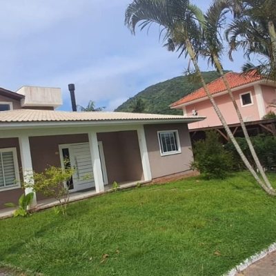 Casa em Condomínio com 328m², 5 quartos, 3 suítes, 4 garagens, no bairro Sambaqui em Florianópolis