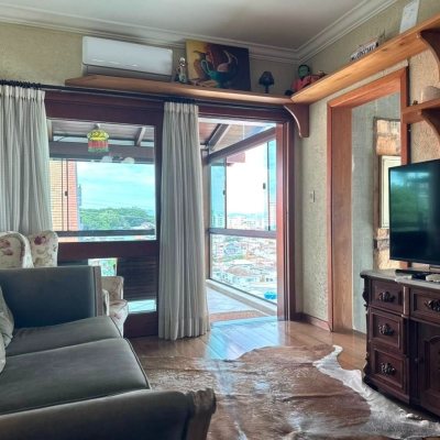 Casa Residencial com 407m², 4 quartos (sendo 1 suíte), 6 garagens, no bairro Agronômica em Florianópolis