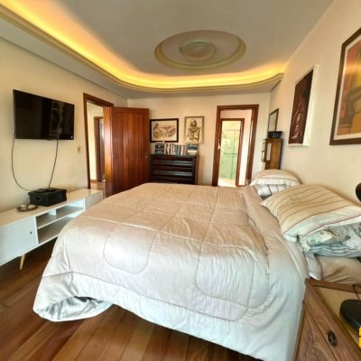 Casa Residencial com 407m², 4 quartos (sendo 1 suíte), 6 garagens, no bairro Agronômica em Florianópolis