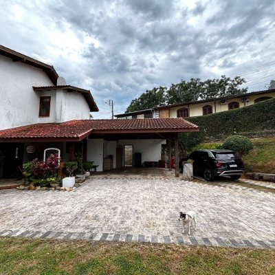 Casa Residencial com 407m², 4 quartos (sendo 1 suíte), 6 garagens, no bairro Agronômica em Florianópolis