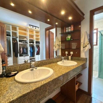 Casa Residencial com 407m², 4 quartos (sendo 1 suíte), 6 garagens, no bairro Agronômica em Florianópolis