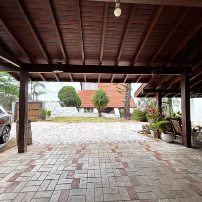 Casa Residencial com 407m², 4 quartos (sendo 1 suíte), 6 garagens, no bairro Agronômica em Florianópolis