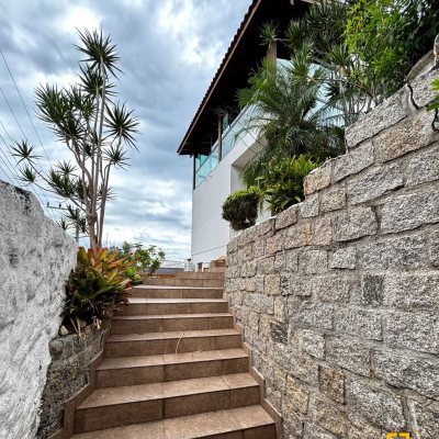 Casa Residencial com 407m², 4 quartos (sendo 1 suíte), 6 garagens, no bairro Agronômica em Florianópolis