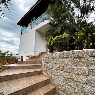 Casa Residencial com 407m², 4 quartos (sendo 1 suíte), 6 garagens, no bairro Agronômica em Florianópolis