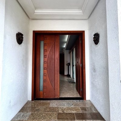 Casa Residencial com 407m², 4 quartos (sendo 1 suíte), 6 garagens, no bairro Agronômica em Florianópolis