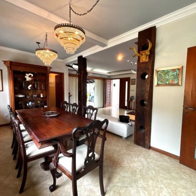 Casa Residencial com 407m², 4 quartos (sendo 1 suíte), 6 garagens, no bairro Agronômica em Florianópolis
