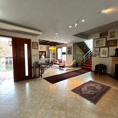Casa Residencial com 407m², 4 quartos (sendo 1 suíte), 6 garagens, no bairro Agronômica em Florianópolis
