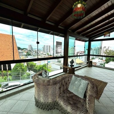 Casa Residencial com 407m², 4 quartos (sendo 1 suíte), 6 garagens, no bairro Agronômica em Florianópolis