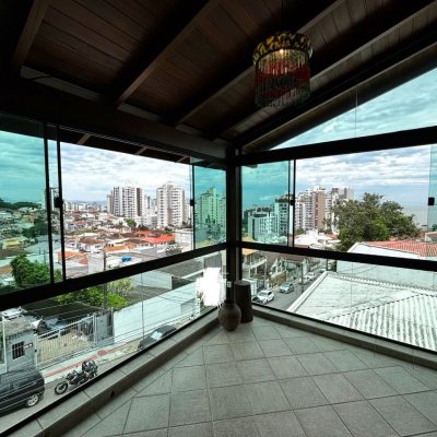 Casa Residencial com 407m², 4 quartos (sendo 1 suíte), 6 garagens, no bairro Agronômica em Florianópolis