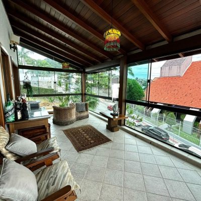 Casa Residencial com 407m², 4 quartos (sendo 1 suíte), 6 garagens, no bairro Agronômica em Florianópolis