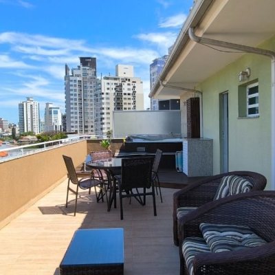 Cobertura com 161m², 3 quartos, 2 suítes, 2 garagens, no bairro Balneário em Florianópolis