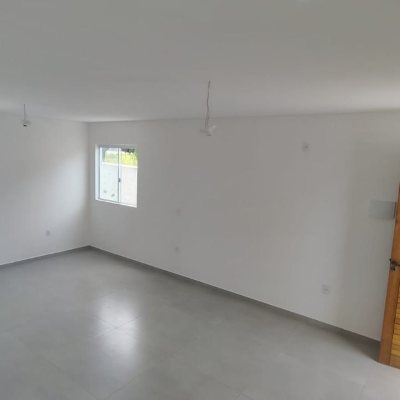 Sobrado Residencial com 90m², 2 quartos (sendo 2 suítes), 1 garagem, no bairro Ingleses do Rio Vermelho em Florianópolis