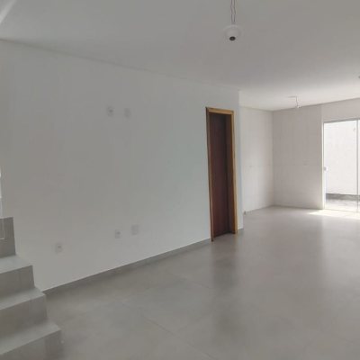 Sobrado Residencial com 90m², 2 quartos (sendo 2 suítes), 1 garagem, no bairro Ingleses do Rio Vermelho em Florianópolis