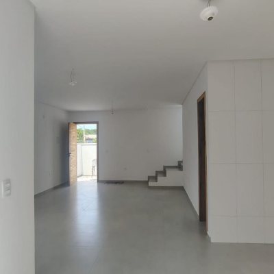Sobrado Residencial com 90m², 2 quartos (sendo 2 suítes), 1 garagem, no bairro Ingleses do Rio Vermelho em Florianópolis