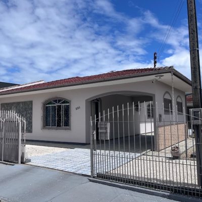 Casa Residencial com 166m², 3 quartos, 1 suíte, 2 garagens, no bairro Centro em Palhoça