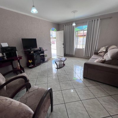 Casa Residencial com 166m², 3 quartos, 1 suíte, 2 garagens, no bairro Centro em Palhoça