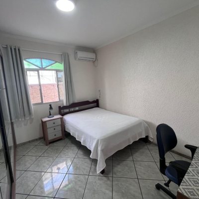 Casa Residencial com 166m², 3 quartos, 1 suíte, 2 garagens, no bairro Centro em Palhoça