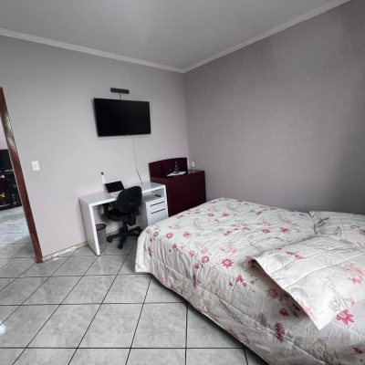 Casa Residencial com 166m², 3 quartos, 1 suíte, 2 garagens, no bairro Centro em Palhoça