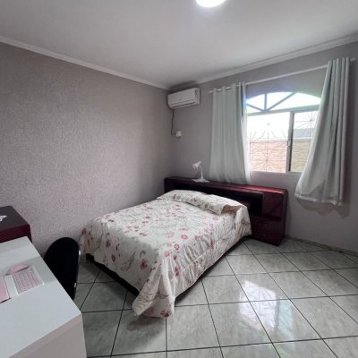 Casa Residencial com 166m², 3 quartos, 1 suíte, 2 garagens, no bairro Centro em Palhoça
