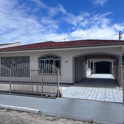 Casa Residencial com 166m², 3 quartos, 1 suíte, 2 garagens, no bairro Centro em Palhoça